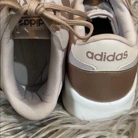 Adidas ๐๐ผโโ๏ธ Rose Gold Sneakers Size 9 - Picture 2 of 2